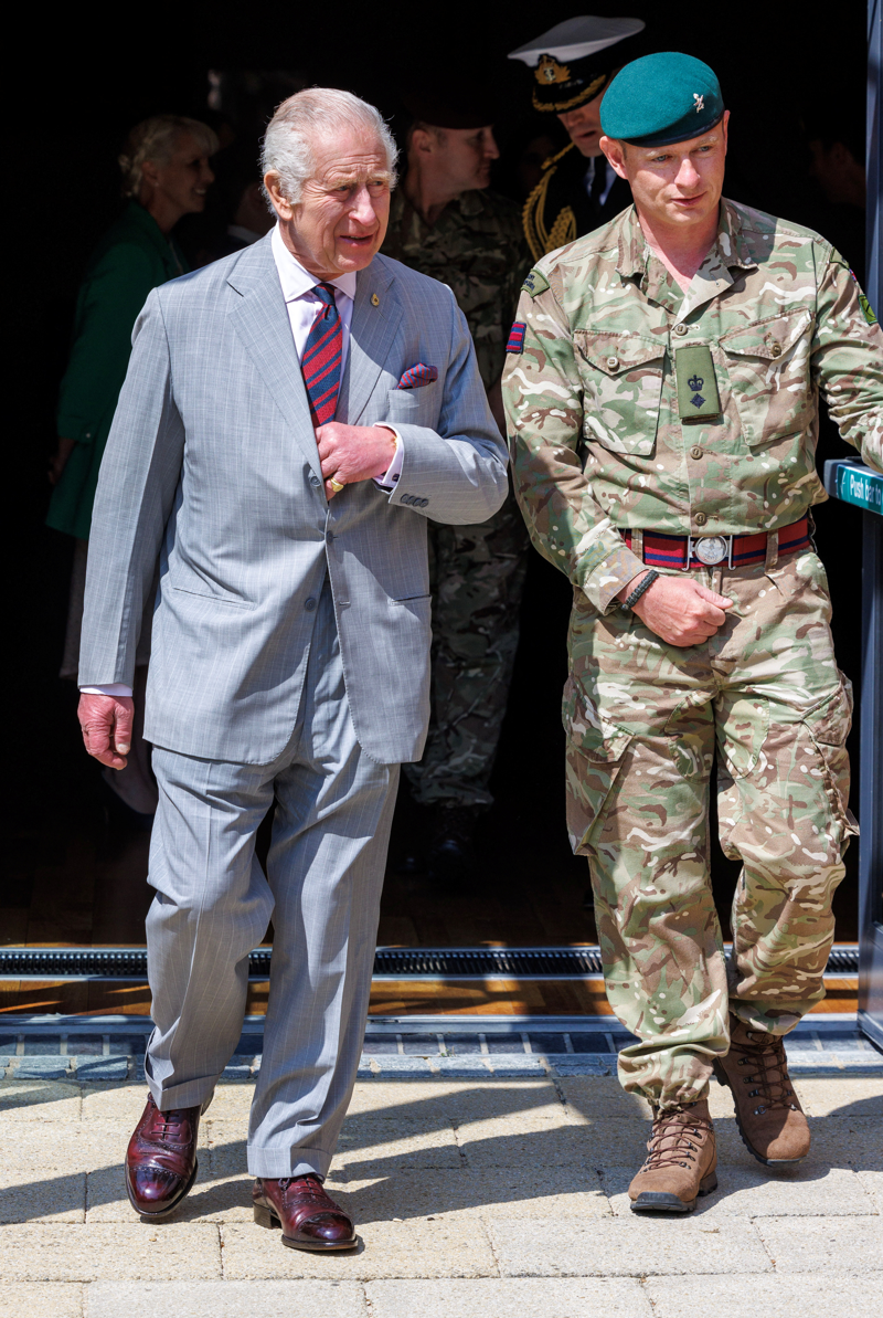 證實患癌後一度暫停公務的英王查理斯三世參觀位於漢普郡一個軍營,並與士兵及家屬會面,精神不俗笑容滿面。(路透社)